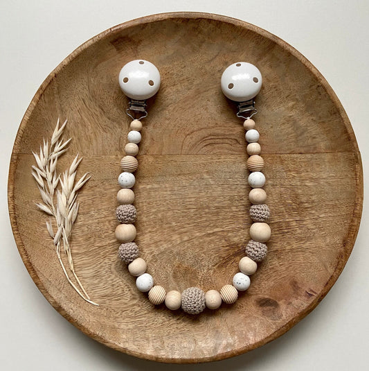 Kinderwagenkette Taupe mit Häkelperlen