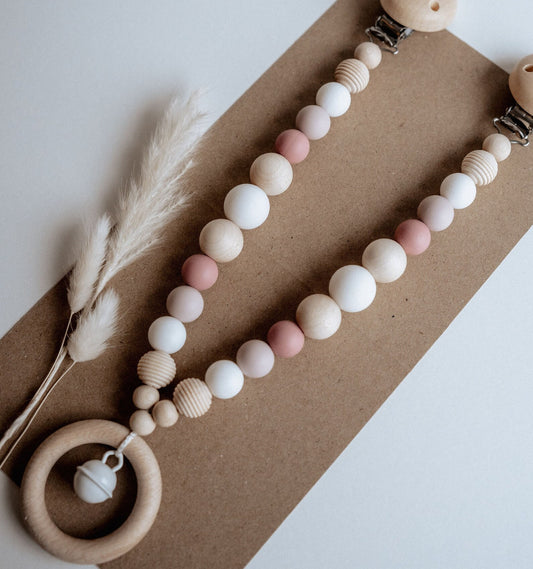 Kinderwagenkette mit Holzring, Glöckchen und Beeren-Highlight