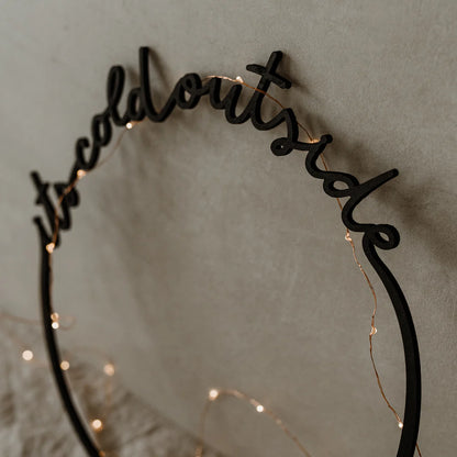 Eulenschnitt  Holzkranz schwarz It's cold outside