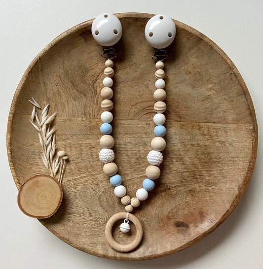 Kinderwagenkette mit Holzring, Glöckchen und blauen Highlights