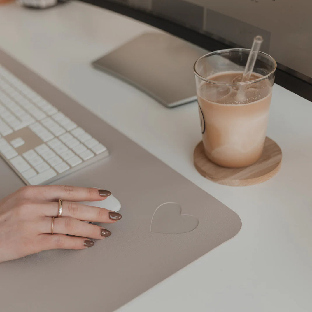 Schreibtischunterlage Herz beige
